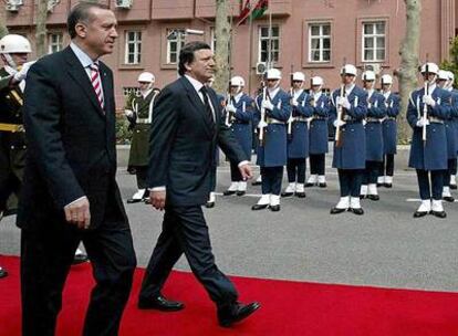 Recep Tayyip Erdogan (izquierda) y Jose Manuel Durão Barroso pasan revista a las tropas en Ankara.