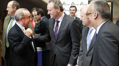 El presidente de la Generalitat saluda a Antoni Mayor, de Hosbec.