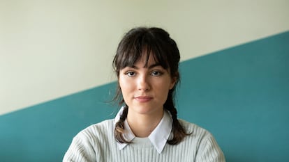 La guionista y directora Beatriz de Silva, sentada en una mesa de un aula en un instituto madrileño.