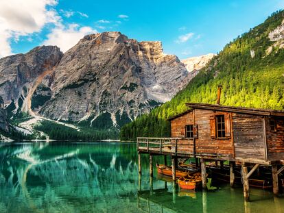 Una cabaña en el lago di Braies, en los Dolomitas (Italia).