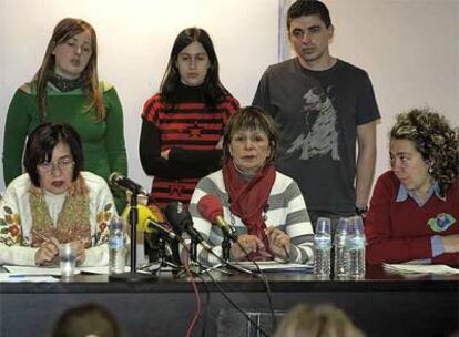 Miembros de las organizaciones promotoras de la iniciativa, en el acto de su presentación, ayer, en Vitoria.