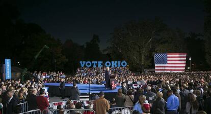 Clinton se dirige a sus seguidores en Columbus, Ohio.