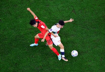 Disputa de balón entre el surcoreano Lee Kang-in iy el portugués  Vitinha.