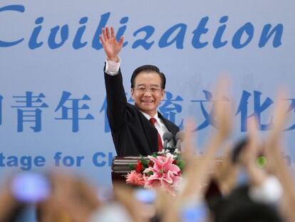 El primer ministro Wen Jiabao saluda a los asistentes a una reunión en el Gran Palacio del Pueblo de Pekín.