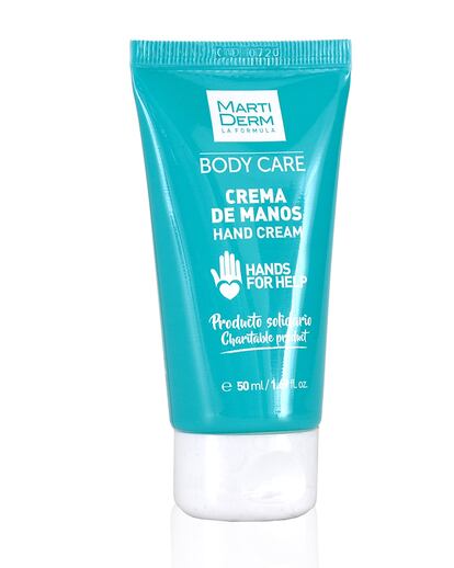 MartiDerm (6,90 euros). Además de tener un enfoque solidario gracias a la iniciativa Hands for Help por la cual sus beneficios van destinados a sustentar proyectos sociales que junto a Cruz Roja atienden a personas mayores, esta cremas son dos productos de alta calidad para la piel. Así lo corrobora del dermatólogo Luis Sáez Marin, quien ejerce en el  Hospital Universitario Gregorio Marañón, Madrid. “MartiDerm cuenta con dos cremas que se adapten adaptarse a las necesidades propias de cada persona, ya sea un cuidado diario hidratante y/o uno reparador intensivo. Cada una tiene una fórmula muy estudiadas y completa, que permite permite que ,al igual que hacemos con nuestro rostro, podamos ofrecer hidratación de larga duración durante el día gracias a la centella asiática, los prebióticos, y los aceites botánicos de karité y almendras , y una reparación intensa gracias al retinol, la alantoína y la caléndula por la noche.”