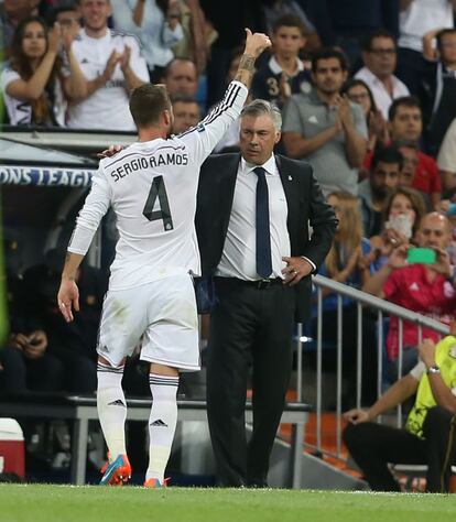 Ancelotti observa como Sergio Ramos se retira del terreno de juego