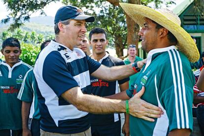 Saludo entre Alberto Vollmer, presidente de Ron Santa Teresa, y José Gregorio Rodríguez, uno de los atracadores del asalto que originó el Proyecto Alcatraz y actual entrenador de rugby