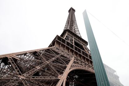 Vistas de la nueva barrera de seguridad que rodeará la Torre Eiffel para blindarla ante posibles atentados.