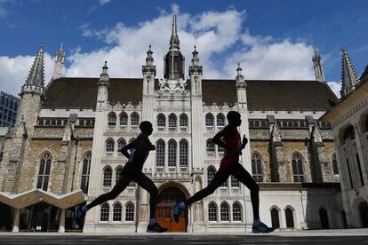 Daniel Kinyua Wanjiru (Kenya) corre frente al edificio 'Guildhall' durante la maratón masculina del Mundial de Atletismo, en el centro de Londres.