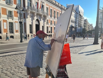 El pintor Antonio López, este jueves, en la Puerta del Sol de Madrid.