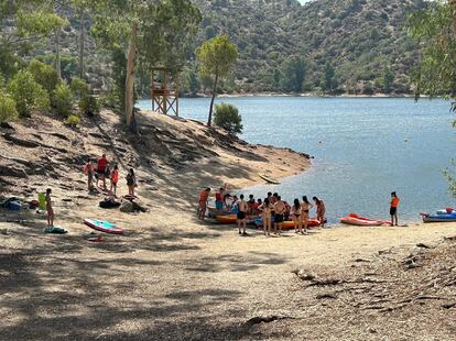 Varios bañistas en la playa del embalse del Encinarejo (Jaén).