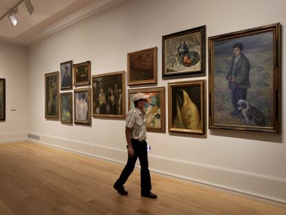 Un visitante contempla una de las obras en el Museo de Bellas Artes de Bilbao este lunes.