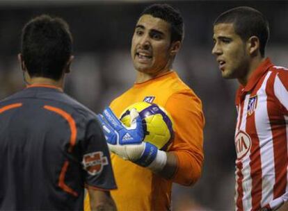 Asenjo y Domínguez protestan al asistente tras pitar el árbitro el penalti a favor del Deportivo.