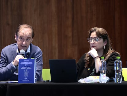 Carlos Beristain y Ángela Buitrago durante la presentación del último informe del GIEI sobre el 'caso Ayotzinapa', en Ciudad de México, el pasado 25 de julio.