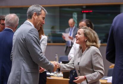 La ministra de Economía, Nadia Calviñó, saluda al ministro de Finanzas austríaco, Hartwig Loeger, durante la reunión del Ecofin celebrada en Bruselas este viernes. EFE/ Stephanie Lecocq