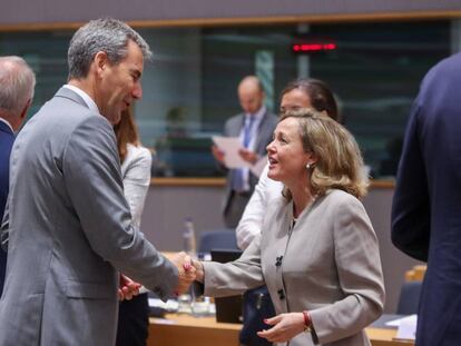 La ministra de Economía, Nadia Calviñó, saluda al ministro de Finanzas austríaco, Hartwig Loeger, durante la reunión del Ecofin celebrada en Bruselas este viernes. EFE/ Stephanie Lecocq