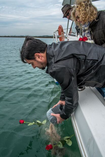 El último paso: "Era importante que mi hermano participara en la liberación de las cenizas... Para mí, la esencia de él estaba en otro lugar, a menudo en nuestra presencia".