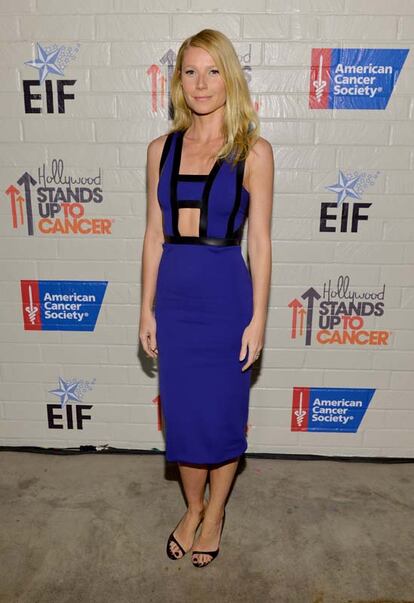 Nos encanta el original escote en azul klein de David Koma que ha lucido Gwyneth Paltrow.