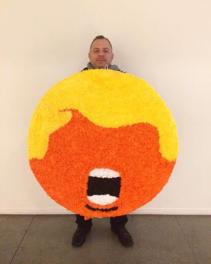 Edel Rodríguez posa con una piñata de Trump llena de Cheetos diseñada por él: "La tumbamos en una exhibición, estilo a las piñatas mejicanas y cubanas". |