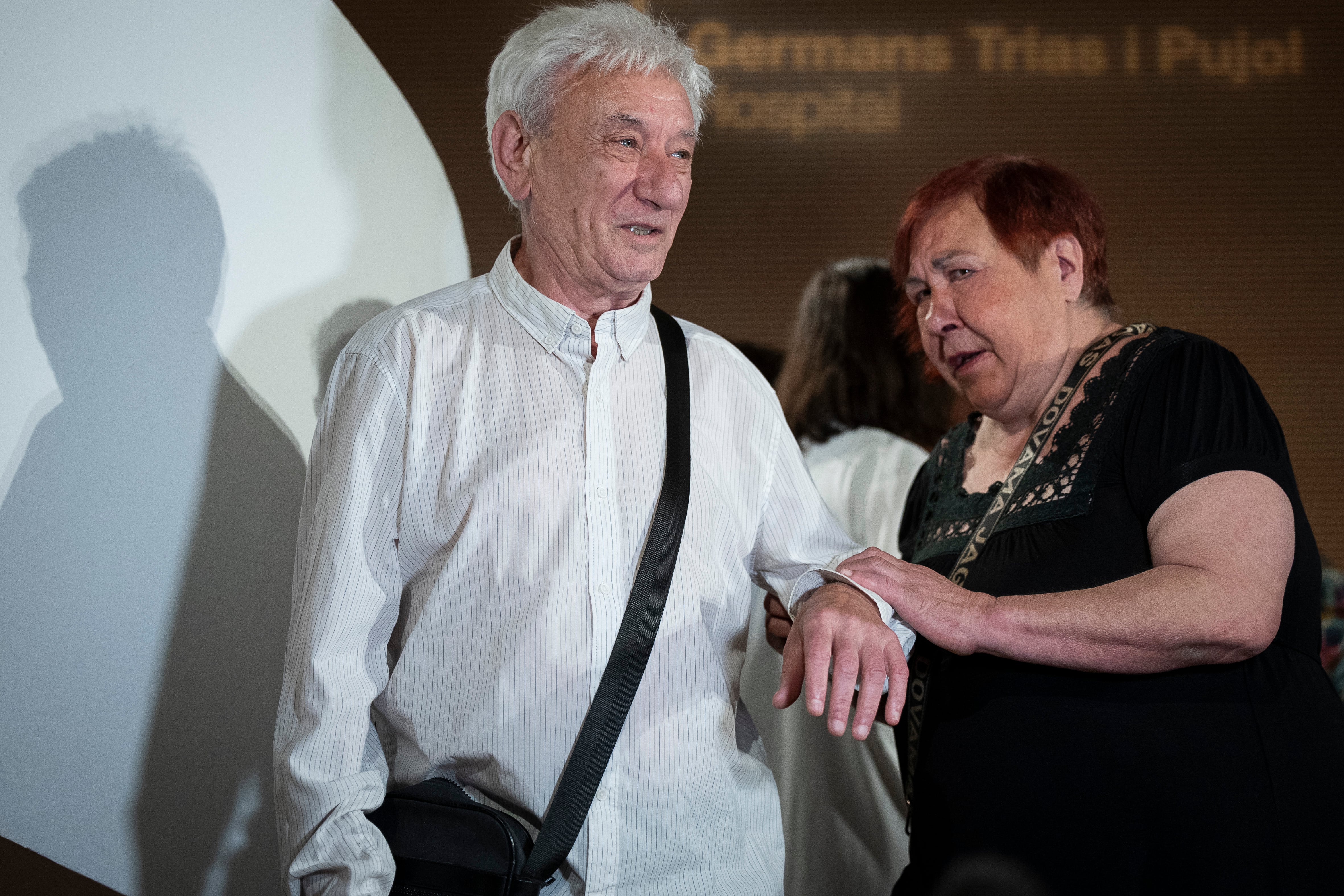 Antonio Reyes, de 67 años y enfermo de alzhéimer, junto a su pareja, María Antonia Puentes, en el Hospital German Trias i Pujol.



