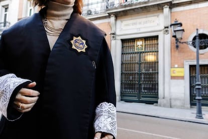 Una letrada frente a la sede del Ministerio de Justicia, en la calle San Bernardo (Madrid).