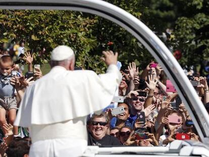 El papa Francisco saluda a la multitud congregada en Washington.