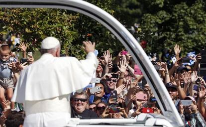 El papa Francisco saluda a la multitud congregada en Washington.