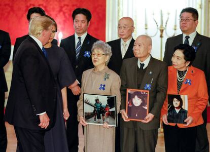 Trump, con la madre de Megumi (centro) y otros parientes de secuestrados.