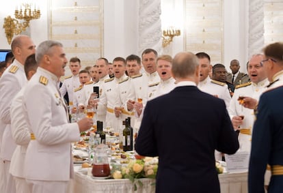 El presidente de Rusia Vladimir Putin (de espaldas) pronuncia un discurso durante la recepción anual con motivo de la ceremonia de graduación de las academias militares, este jueves, en el Kremlin, Moscú.