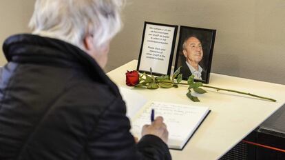 Un home escriu un missatge al llibre de condolences per la mort de Johan Cruyff al Museu d'Amsterdam, a Holanda.