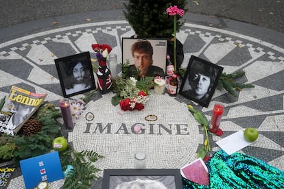 El mosaico de 'Imagine' en el neoyorquino Central Park, hoy 8 de diciembre, día en que se cumple el 40 aniversario del asesinato de John Lennon.