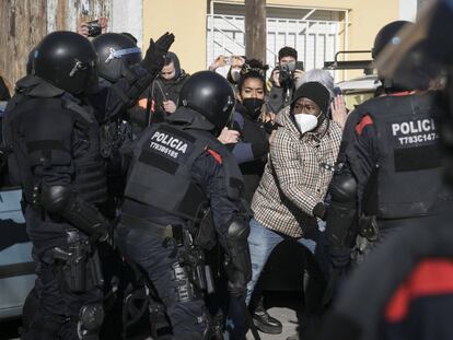 Desalojo de la nave de la calle Progrés de Badalona.