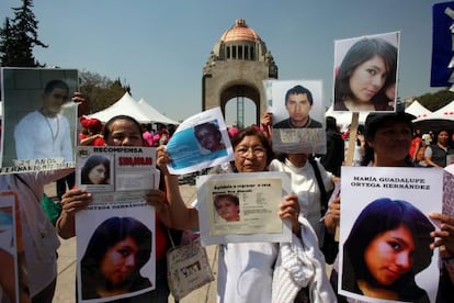 Mujeres muestran fotos de desaparecidos en M&eacute;xico.