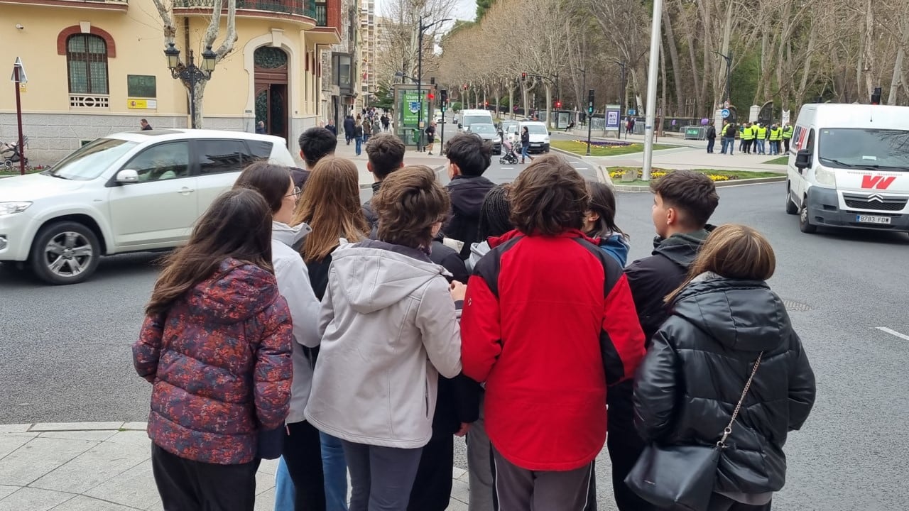 Estudiantes en la plaza Gabriel Lodades analizando el tráfico.