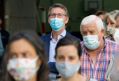 El actual presidente de la Xunta de Galicia y candidato por el Partido Popular, Alberto Núñez Feijóo, aguarda en la fila antes de ejercer su derecho al voto en el colegio Niño Jesús de Praga, en Vigo