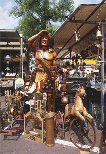 En el mercadillo de Waterlooplein se encuentran desde ropa usada hasta <i>matrioshkas</i> de personajes como Madonna.