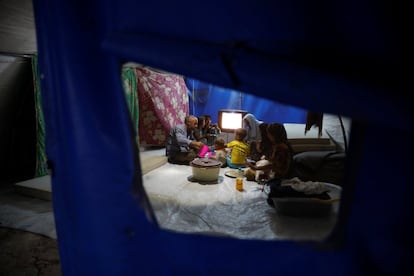 Una familia iraquí desplazada de Mosul cena durante el Ramadán en el campo de refugiados al-Khazir, en las afueras de Erbil, Iraq.