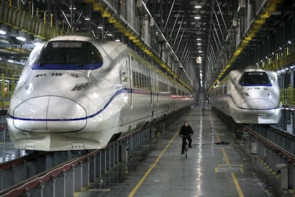 Dos de los trenes de alta velocidad, en las naves de mantenimiento en Wuhan, en la provincia de Hubei, en el centro de China.