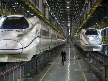 Dos de los trenes de alta velocidad, en las naves de mantenimiento en Wuhan, en la provincia de Hubei, en el centro de China.