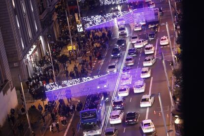 Los cortes se realizarán en la parte más céntrica de la capital. En la imagen, taxis y autobuses en la Gran Via, ya que estos vehículos contarán con permiso para poder circular durante los cortes.