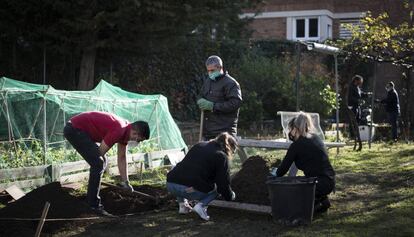 Diversos usuaris del Centre d'Atenció i Seguretat (CAS) a les drogodependències de Sarrià.