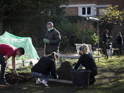 Diversos usuaris del Centre d'Atenció i Seguretat (CAS) a les drogodependències de Sarrià.