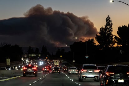 El humo del incendio de 'Palisades' se eleva sobre las colinas el 10 de enero de 2025.