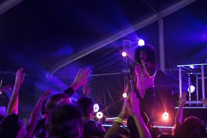 El cantante de R&B Ian Isaiah interactúa con el público durante su concierto.