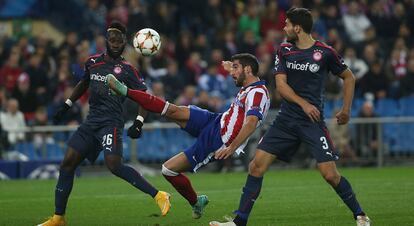 Raúl García empalma un balón durante el encuentro contra el Olympiacos.