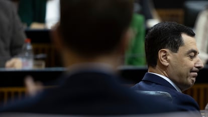 El presidente de la Junta de Andalucía, Juanma Moreno Bonilla, durante la sesión de control en el Parlamento de Andalucía