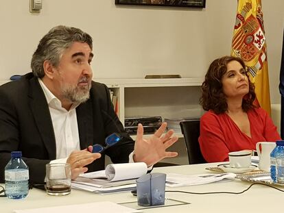 Los ministros de Cultura, José Manuel Rodríguez Uribes, y la de Hacienda, María Jesús Montero, durante la reunión telemática con los representantes culturales del 17 de abril.