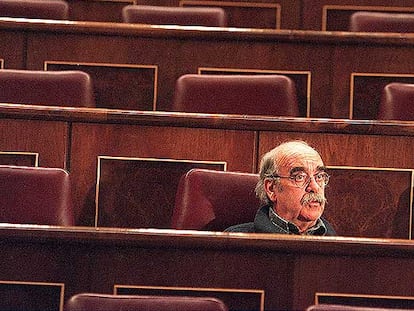 José Antonio Labordeta, rodeado de escaños vacíos, durante la apertura de una sesión parlamentaria en abril de 2000.