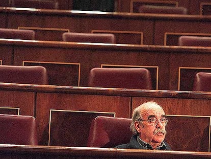 José Antonio Labordeta, rodeado de escaños vacíos, durante la apertura de una sesión parlamentaria en abril de 2000.