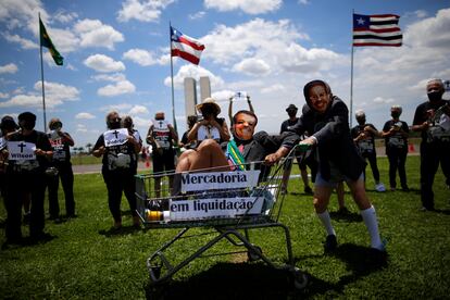 Manifestantes usam máscara do presidente Jair Bolsonaro e do presidente da Câmara, Arthur Lira, ironizando suposta relação corrupta entre Executivo e o Congresso, no dia 30 de outubro em Brasília.